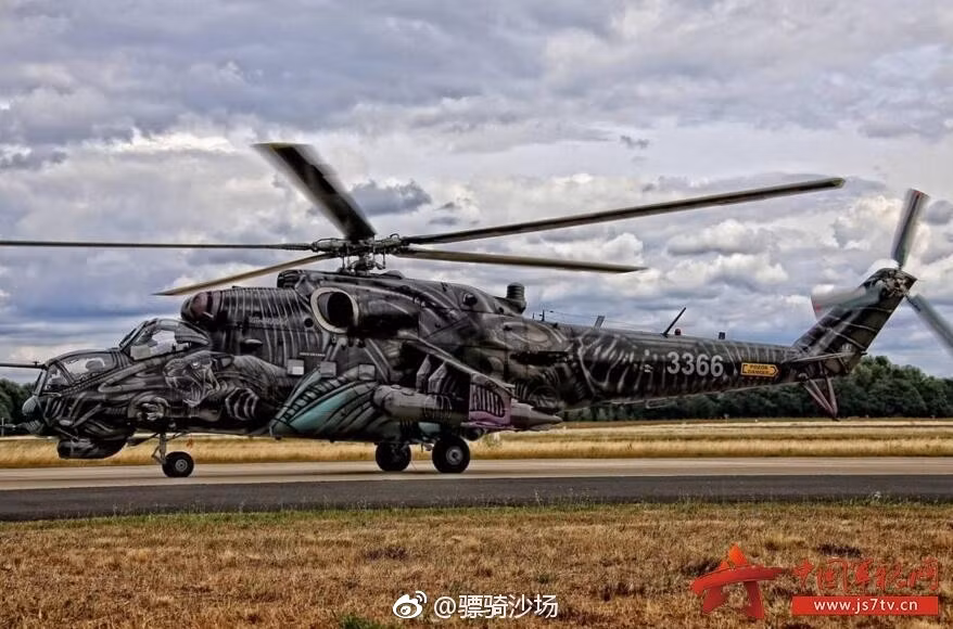 Họa tiết trang trí được phủ kín toàn thân chiếc Mi-24 không sót chỗ nào. Màu sơn tối cũng khiến chiếc trực thăng này trở nên khó phát hiện hơn trên trời nhất là vào thời điểm nhập nhoạng bình minh hoặc hoàng hôn hay khi trời có cơn giông với nhiều mây đen. Nguồn ảnh: JS7TV.