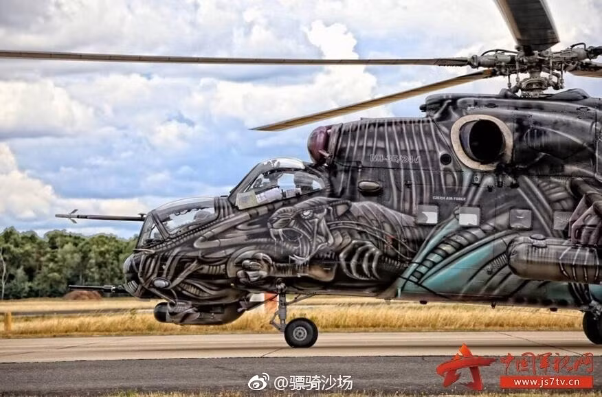 Mi-24 là loại trực thăng tấn công có xuất xứ từ Liên Xô. Loại trực thăng này có phi hành đoàn 2 tới 3 người bao gồm phi công lái chính, phi công điều khiển vũ khí và kỹ sư bay (có thể có hoặc không tùy phiên bản). Nguồn ảnh: JS7TV.