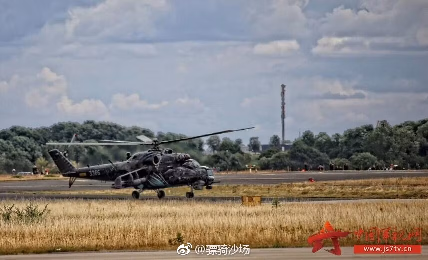 Với màu sơn tối và họa tiết rất loang lổ, họa tiết sơn trên thân mình chiếc Mi-24 của Séc có vẻ khiến người khác phải rùng mình khi nhìn vào. Nguồn ảnh: JS7TV.