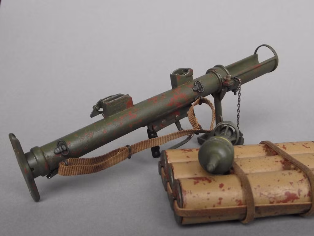 Khẩu súng chống tăng sử dụng cơ chế giật lò xo được Anh thiết kế, sản xuất và đưa vào sử dụng từ năm 1942 tới năm 1950. Đây là một khẩu súng bị binh lính kêu ca rất nhiều vì cơ chế bắn oái oăm của nó. Nguồn ảnh: Warmachine.