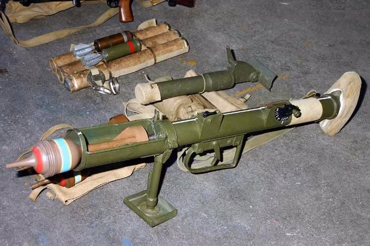 Sở dĩ như vậy là do loại đạn này sử dụng cơ chế xoay trên không, đập phát nổ. Nếu quả đạn chưa xoay trên không đủ vòng, chốt an toàn sẽ không tự mở và khi đó nó sẽ không thể phát nổ khi đập vào mục tiêu. Nguồn ảnh: Pinterest.