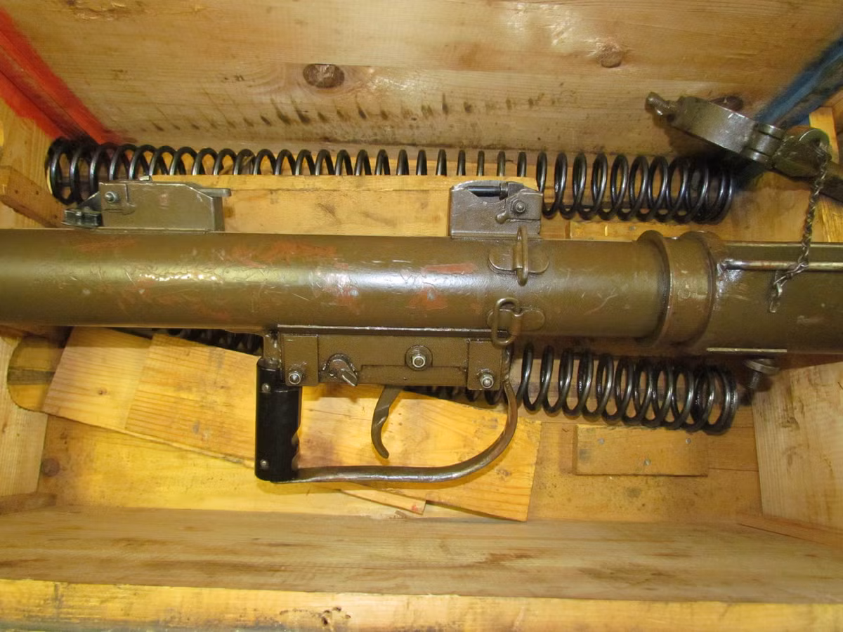 Khẩu súng chống tăng PIAT của Anh và hai lò xo thay thế dự phòng được đặt trong hòm vận chuyển ra chiến trường. Nguồn ảnh: Stalter..