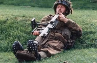 Mặc dù sau mỗi phát bắn, con thoi sẽ nảy ngược lại để người lính sẵn sàng thực hiện phát bắn tiếp theo, tuy nhiên ở phát bắn đầu tiên, người lính buộc phải lên đạn bằng... tay và chân bằng cách kéo con thoi và lò xo đẩy về phía sau hết cỡ. Nguồn ảnh: Togett.