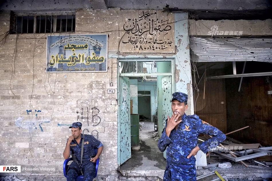 Ngay sau khi thành phố này được giải phóng, thay vì được đưa về doanh trại ăn nghỉ xả hơi như những đơn vị trực thuộc quân đội Iraq, nhiệm vụ của lực lượng cảnh sát lại là đóng lại Mosul, đảm bảo an ninh trong khu vực nhất là những vùng có đông dân cư sinh sống và lùng soát, truy tìm những tàn quân khủng bố IS đã lẩn vào trong dân chúng. Nguồn ảnh: FARS.