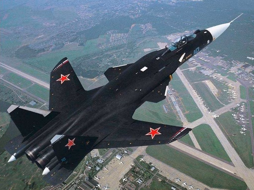 Điểm đặc biệt nhất trên chiếc Su-47 chính là đôi cánh của nó. Thay vì xuôi về phía sau như trên các mẫu máy bay thông thường, Su-47 lại có đôi cánh ngược về phía trước. Kiểu thiết kế ngược này cho phép chiến đấu cơ Su-47 có khả năng cơ động tuyệt vời trên không với những pha di chuyển mà không một chiến đấu cơ có cánh vát sau nào có thể "bắt chước" được. Nguồn ảnh: Pinterest.