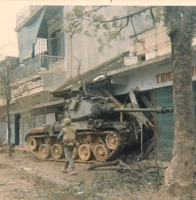 Tuy nhiên sau đó, Mỹ nhận thấy loại xe tăng này hạng nhẹ này không thể đủ sức chống đỡ lại hỏa lực súng chống tăng B40 và B41, nên đã sớm dừng cung cấp M41 cho chiến trường Việt Nam. Nguồn ảnh: Pinterest.