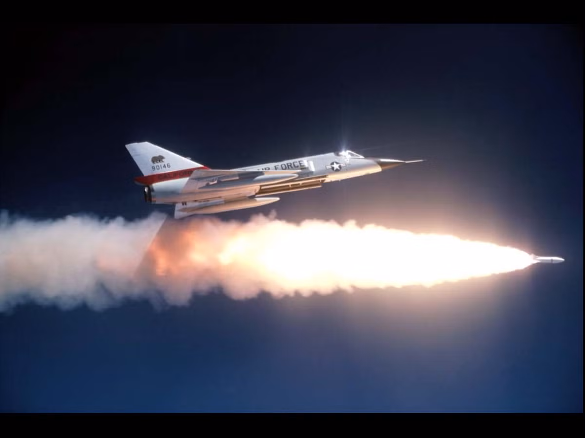 Lúc này, không chiến sẽ chỉ là một cuộc thi kỹ thuật trên không xem bên nào có "đồ nghề" tốt hơn. Cụ thể, bên tấn công sẽ sở hữu loại radar tìm kiếm có tầm xa hơn, sở hữu loại tên lửa có tầm bắn xa hơn,... bên phòng thủ sẽ phô diễn khả năng áp chế điện tử, gây nhiễu điện tử của mình để vô hiệu hóa tên lửa của đối phương,... Nguồn ảnh: Fabul.