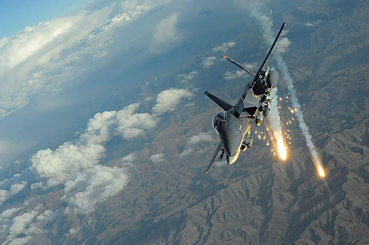 Có thể khẳng định, các phi công bây giờ có khả năng hỗn chiến (dogfight) kém hơn rất nhiều so với các lão làng từ thời máy bay cánh quạt. Tuy nhiên về trình độ và sức khỏe, khi họ phải điều khiển những hệ thống tiên tiến, phức tạp ở điều kiện tốc độ siêu âm thì rõ ràng về mặt này, các phi công thời xưa kém xa so với các phi công hiện đại ngày nay. Nguồn ảnh: AF.