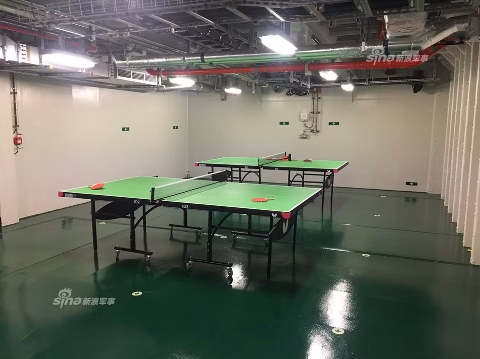 Khác với phòng đánh bóng bàn bình thường, do con tàu luôn di chuyển và chòng chành trong sóng, các bàn bóng bàn này đều được gắn cố định xuống sàn phòng. Tuy nhiên bóng bàn lại khá kén người chơi và không phải ai cũng có thể chơi được nó. Nguồn ảnh: Sina. 