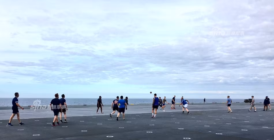 Với sàn tàu rộng tới vài nghìn mét vuông, thủy thủ HMS Queen Elizabeth có thể chia ra nhiều đội để chơi môn thể thao này trong cùng một lúc. Bóng bầu dục là một môn thể thao đơn giản, không đòi hỏi trang bị đặc biệt và phù hợp với mọi người thủy thủ. Nguồn ảnh: Sina. 