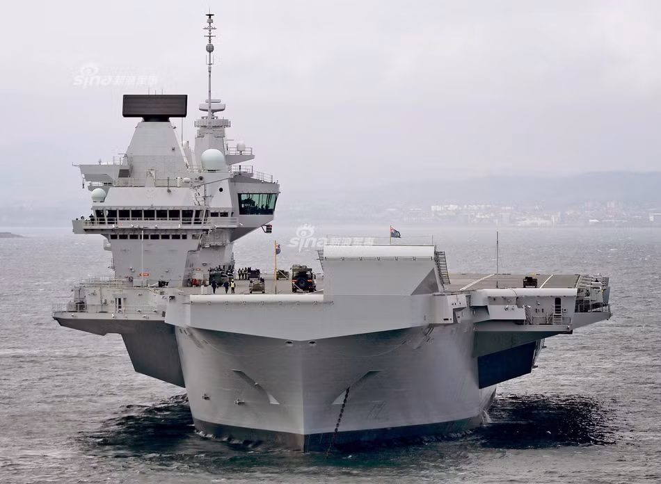 Được hạ thủy từ năm 2014, tháng 5 vừa qua, con tàu sân bay lớn nhất nước Anh chiếc HMS Queen Elizabeth chính thức được chạy thử những chuyến đầu tiên và dự kiến tới cuối năm 2017 hoặc chậm nhất là đầu năm 2018, chiếc tàu sân bay lớn nhất của Anh này sẽ được nhập biên chế lực lượng Hải quân Hoàng gia. Nguồn ảnh: Sina.