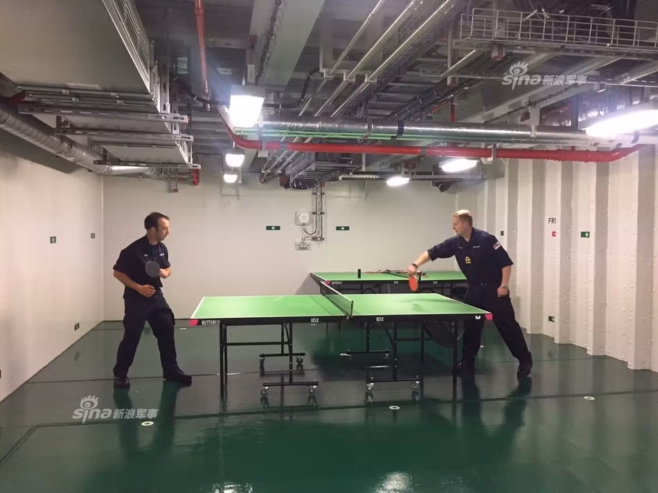 Bên dưới khoang, một môn thể thao khác khá phù hợp đối với các thủy thủ trên tàu sân bay HMS Queen Elizabeth chính là bóng bàn. Đây cũng có thể được coi là một môn thể thao đơn giản, không cần đầu tư nhiều. Nguồn ảnh: Sina.