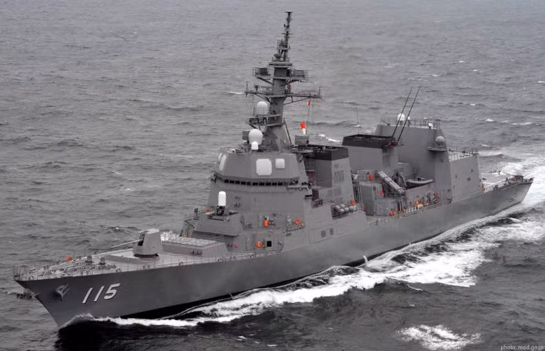 Ra đời từ năm 2010, những khu trục hạm Akizuki 2010 có thể coi là "cháu nội" của lớp chiến hạm Akizuki trong chiến tranh thế giới thứ hai của Nhật Bản. Mang tên chiếc khu trục hạm Akizuki, người Nhật muốn những chiếc tàu chiến đời mới này của mình có khả năng vươn tầm, trở thành một kỳ quan cơ khí giống với những gì ông "cố nội" Akizuki đã từng làm trong chiến tranh thế giới thứ hai. Nguồn ảnh: Wiki.