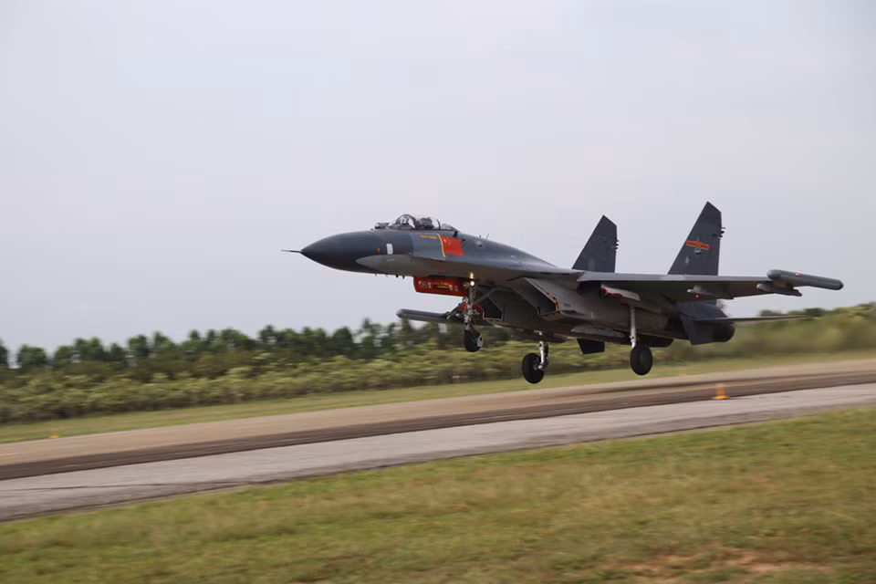 Phiên bản sản xuất đầu tiên của phi cơ J-11 sử dụng radar N001V của Nga với phạm vi tìm kiếm khoảng 140 km. Phiên bản J-11B được cho là sử dụng radar quét mạng pha điện tử chủ động (AESA) do Trung Quốc chế tạo. Thông số kỹ thuật của radar này không được tiết lộ. Ảnh: Chinamil.