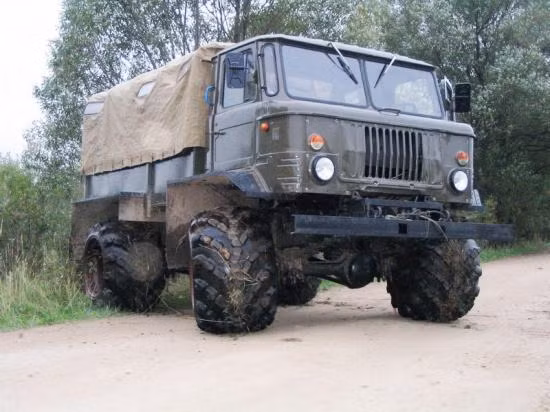 Được sản xuất từ những năm 1960 của thế kỷ trước, xe tải Gaz-66 của Liên Xô là mẫu xe thách thức mọi địa hình của quốc gia này. Đây là mẫu xe được đánh giá là có khả năng vượt địa hình tốt bậc nhất thế giới tính cả đến tận ngày nay. Nguồn ảnh: Topclass.
