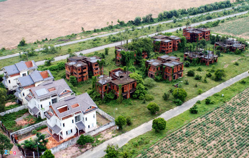 Theo quy hoạch phê duyệt, khu dân cư hiện đại này sẽ bao gồm các con phố biệt thự, nhà liền kề, chung cư, trường học, siêu thị, các trung tâm văn hóa, công viên,... Khoảng 10 năm trước, nhiều nhà đầu tư từ Bắc vào Nam đổ tiền vào đây nhưng sau một thời gian phải "tháo chạy".