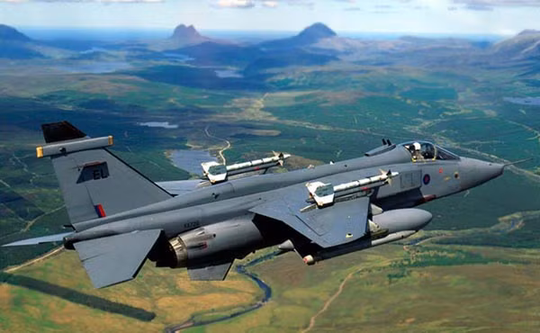 Được xếp vào hàng máy bay cường kích, những chiếc Jaguar này có phi hành đoàn một người, dài 16,83 mét, sải cánh rộng 8,68 mét và có diện tích mặt cánh khoảng 24,18 mét vuông. Sử dụng 2 động cơ Rolls-Royce do Anh chế tạo, những máy bay cường kích này có khả năng cất cánh với trọng lượng tối đa lên tới 15,7 tấn. Nguồn ảnh: Airforce.