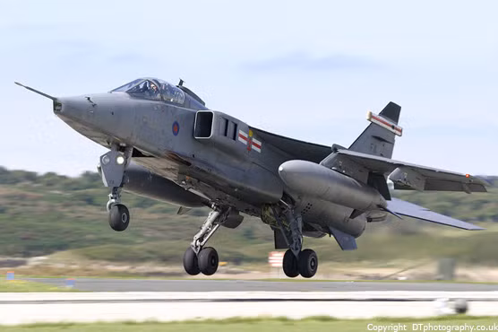 Phía Ấn Độ cho biết, việc mua các máy bay chiến đấu Jaguar đã qua sử dụng của Pháp là để "bù đắp thiếu hụt cho Không quân Ấn Độ trong thời gian ngắn sắp tới". Xin nhấn mạnh thêm, việc mua một loạt các máy bay đã qua sử dụng, nằm kho 12 năm của Ấn Độ để "bù đắp hỏa lực thiếu hụt" chứng tỏ phía Ấn Độ đang cần rất gấp lô hàng này, không thể chờ hàng năm trời được nếu như mua hàng mới cứng. Nguồn ảnh: WWM.