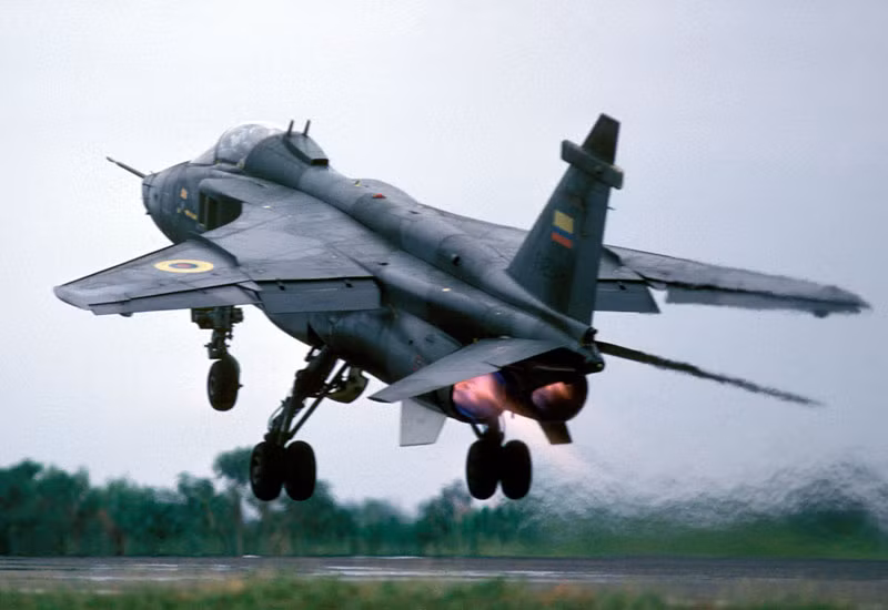 Cường kích Jaguar có tốc độ tối đa Mach 1,6, bán kính chiến đấu 908 km, tầm bay tối đa 3.524 km và có trần bay 14.000 mét. Để có thể leo tới độ cao 9.100 mét khi chất đầy tải, chiếc máy bay này cần tới 1 phút 30 giây. Nguồn ảnh: Pinterest.