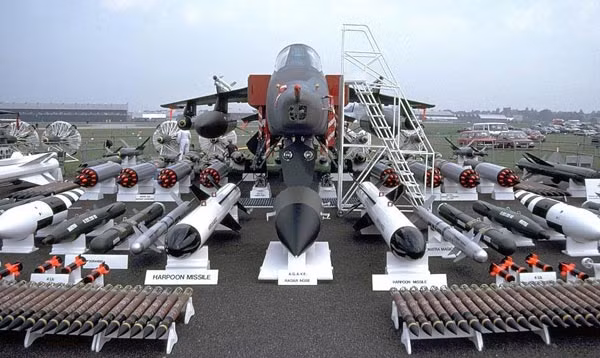 Giới quan sát thế giới cho rằng, việc Ấn Độ cần mua gấp một loạt máy bay cường kích tấn công mặt đất chứng tỏ tầm nhìn yếu kém của không quân nước này khi không thể nhận ra việc thiếu hỏa lực hỗ trợ mặt đất từ sớm hơn dẫn đến việc phải mua một loạt "hàng thải". Còn với Pháp, còn gì vui mừng hơn khi một loạt các chiến đấu cơ nằm kho 12 năm nay giờ chỉ cần bảo dưỡng lại và thu về hàng trăm triệu USD. Nguồn ảnh: Airforce.