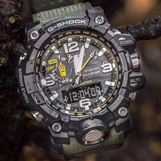 Một số loại đồng hồ đặc biệt của quân đội còn được thiết kế để chống chịu va đập mạnh, thường được trang bị cho các lực lượng đặc thù như công binh, thợ máy,... những lực lượng mà môi trường làm việc thường "đao to búa lớn" với bụi bặm, va đập mạnh,... Nguồn ảnh: Watch.