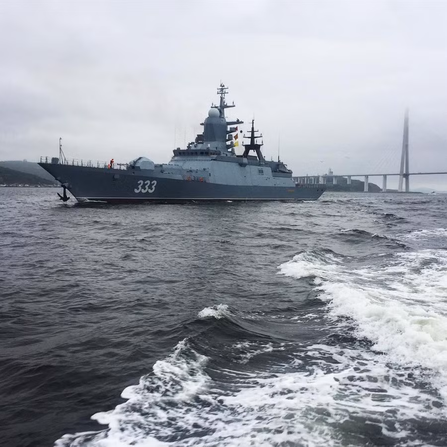 Tổng cộng phía Hải quân Nga dự kiến sẽ đóng khoảng 12 tàu hộ vệ 20381 Steregushchiy. Tuy nhiên, hiện tại có tới 5 chiếc đang trong quá trình đóng mới, 5 chiếc đã hoàn thành và 5 chiếc đang hoạt động. Điều đó đồng nghĩa với việc phía Nga sẽ có ít nhất 15 chiếc hộ vệ hạm thuộc loại này. Nguồn ảnh: BMPD.