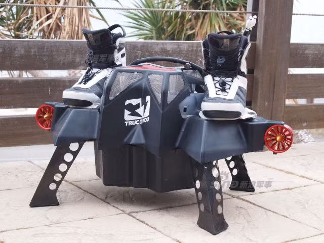 Bộ đồ bay cá nhân được cấu tạo khá đơn giản với 4 động cơ phản lực cỡ lớn giúp đẩy người dùng lên trên không và hai động cơ nhỏ hai bên giúp người sử dụng di chuyển qua lại trên không. Nguồn ảnh: Sina.