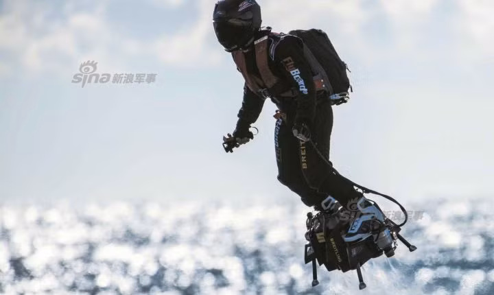 Sử dụng một bình nhiên liệu lỏng được gắn vào ba lô đeo trên lưng người sử dụng, thiết bị bay cá nhân này cung cấp cho người sử dụng khoảng 10 phút di chuyển trên không ở công suất tối đa. Nguồn ảnh: Sina.