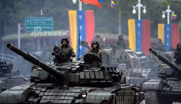 Theo sau đội hình T-72B1V là các pháo tự hành Msta-S và pháo phản lực Smerch. Dười thời cố Tổng thống Chavez, Venezuela đã nhập khẩu hàng trăm đơn vị vũ khí hiện đại từ Nga. Nguồn ảnh: Sina.