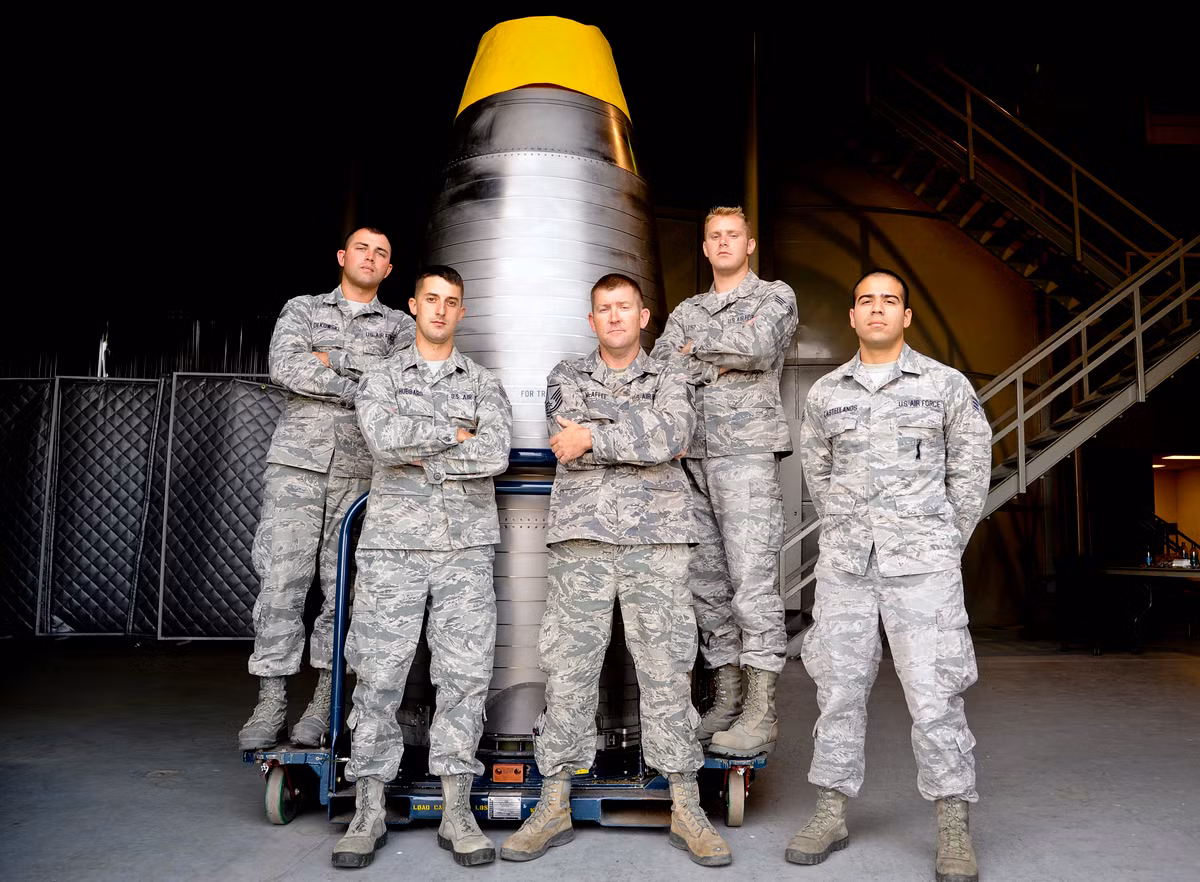 Ngoài công việc bảo dưỡng các thiết bị bao gồm tên lửa và thiết bị phóng tên lửa, hàng ngày các đội bảo dưỡng tên lửa còn phải thực hiện việc bảo trì cả các thiết bị chuyên dùng để bảo dưỡng tên lửa như máy kéo, máy cẩu, hệ thống ròng rọc,... Nguồn ảnh: AF.