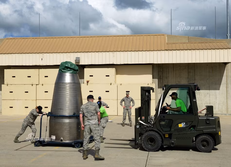 Những đầu đạn tên lửa có trọng lượng lên tới cả tấn, thậm chí là đầu đạn hạt nhân sẽ rất an toàn khi không được gắn kíp nổ. Đã từng có trường hợp một quả bom hạt nhân của Mỹ rơi từ máy bay xuống nhưng không thể tự phát nổ do hệ thống kíp nổ vẫn nằm ở chế độ "an toàn". Nguồn ảnh: Sina.