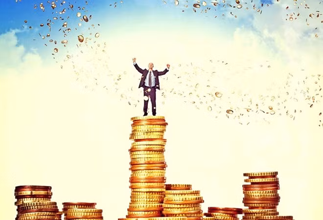 Nếu chọn đáp án E: Bạn sẽ có nhà lầu xe hơi. Có một mục tiêu rõ ràng, đối với những người luôn phấn đấu và sống tốt, 5 năm sau việc mua cho mình một ngôi nhà, một chiếc xe hơi và có thêm một khoản tích lũy nhất định không phải khó thực hiện. Thực ra bản thân bạn cũng chưa từng nghĩ nhiều đến việc đi khắp thiên hạ, hưởng thụ cuộc sống. Bạn cảm thấy bản thân vẫn cần phải cố gắng làm việc mới là chính đáng. Bạn chỉ muốn tập trung tâm trí vào việc làm việc, kiếm tiền. Vì thế 5 năm sau việc thực hiện mục tiêu này không có gì là khó so với bạn, mấu chốt là cần phải hành động bạn sẽ thực hiện được.