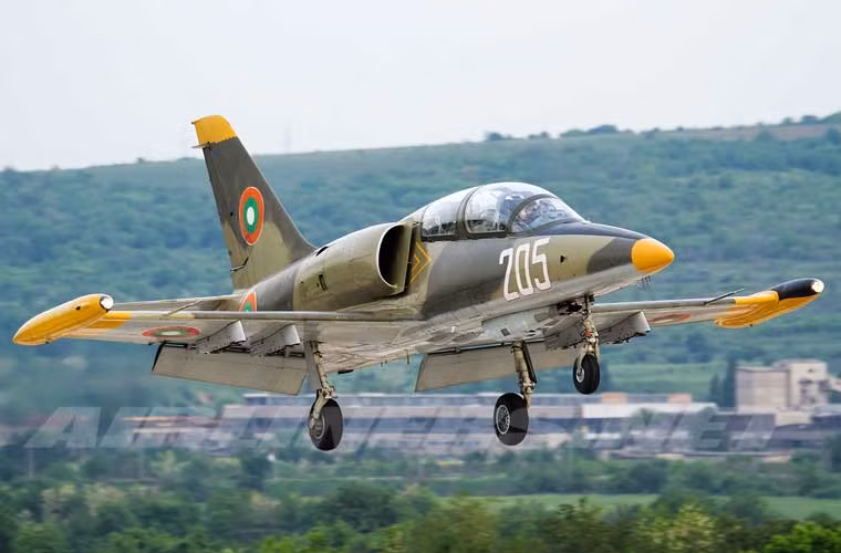 Máy bay L-39 được trang bị 2 động cơ AI-25TL do Ukraine sản xuất, tốc độ bay tối đa đạt 980km/h, tầm bay với lượng nhiên liệu cực đại là 1.750km, thời gian hoạt động 3 tiếng 50 phút, trần bay 11.000m.