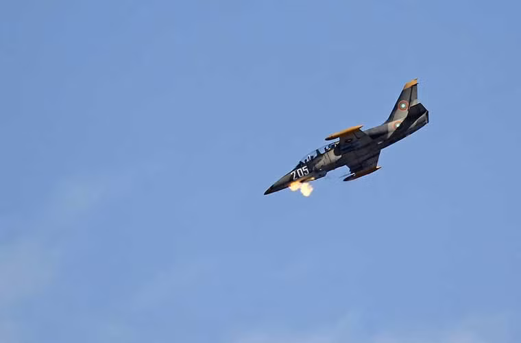 Tuy nhiên, khi cần, máy bay huấn luyện L-39 có thể làm nhiệm vụ tấn công mặt đất, thậm chí là tác chiến không đối không. Trong ảnh, máy bay L-39 của Không quân Bulgaria bắn pháo 23mm vào mục tiêu mặt đất.