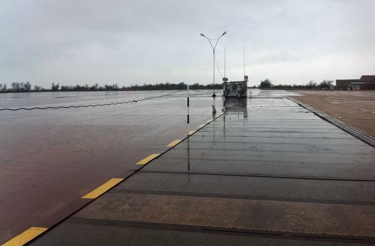 Ở mặt trên boong phóng trống không, tuy nhiên theo một số người tới thăm quan thì ở phía dưới mặt đất là tổ hợp cấu trúc hệ thống phục vụ huấn luyện phi công.