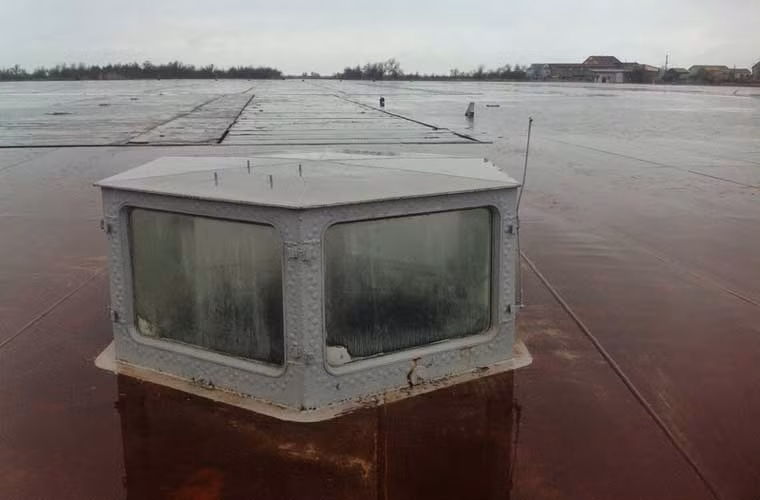 Buồng quan sát, hướng dẫn máy bay hạ cánh trên tàu sân bay.