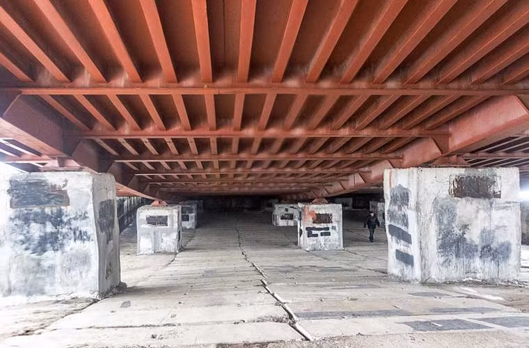 Mặt phía dưới boong phóng mô phỏng tàu sân bay ở NITKA.