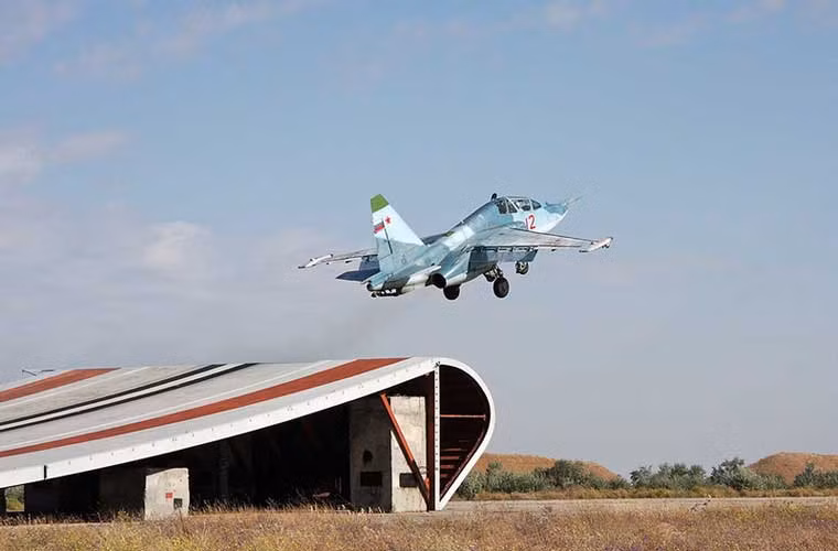 Việc cất hạ cánh trên tàu sân bay di động luôn là “cơn ác mộng” với mọi phi công trên thế giới. Chính vì vậy, các nước sở hữu tàu sân bay đều tự xây dựng cho mình các trung tâm huấn luyện tàu sân bay trên mặt đất. Dưới thời Liên Xô, nhằm phục vụ đào tạo phi công tiêm kích Su-33 trang bị trên tàu tuần dương mang máy bay Đô đốc Kuznetsov, họ đã xây dựng trung tâm huấn luyện gọi là NITKA ở Crimea. Trong ảnh, máy bay huấn luyện Su-25UTG cất cánh từ đường băng tàu sân bay mô phỏng ở NITKA.