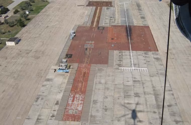 Toàn hệ thống tàu sân bay mô phỏng NITKA nhìn từ trên không.