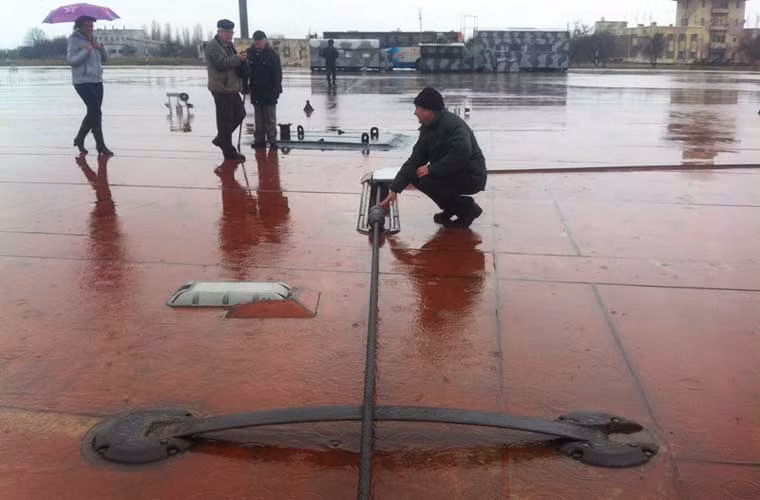 Nếu như phi công không thể đưa thiết bị móc trên máy bay móc vào cáp hãm đà thì ngay lập tức phải tăng tốc cất cánh trở lại hoặc là…bay xuống biển.
