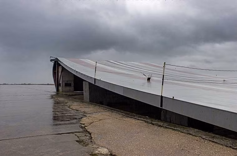 Sau khi Liên Xô sụp đổ, Nga đã phải thuê NITKA từ Ukraine để phục vụ huấn luyện phi công tiêm kích hạm. Trong ảnh, sàn boong phóng kiểu nhảy cầu ở NITKA mô phỏng sân bay trên tàu tuần dương mang máy bay Đô đốc Kuznetsov.