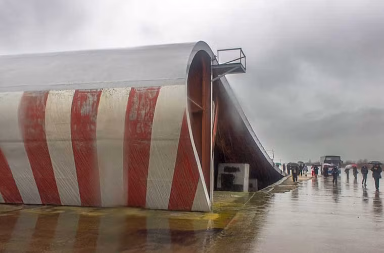 Theo các tài liệu ít ỏi, hệ thống mô phỏng tàu sân bay NITKA được trang bị cáp hãm hạ cánh, một boong cất cánh kiểu nhảy cầu và một máy phóng.