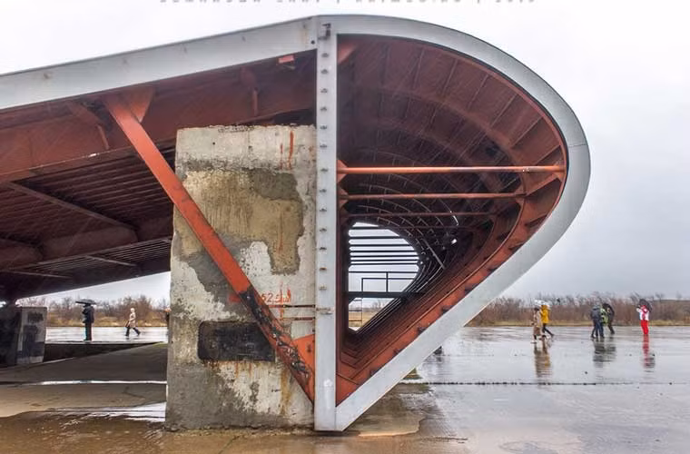 NITKA có khả năng mô phỏng nhiều điều kiện thời khác nhau, nhờ sử dụng năng lượng nước biển. Nước biển được đưa vào động cơ hơi nước, chuyển thành hơi và được đưa qua các cylinder để tạo ra những điều kiện khác nhau. Điều này giúp mô phỏng thực tế quá trình cất hạ cánh trên biển Đen, rất có ích cho quá trình luyện tập của phi công.