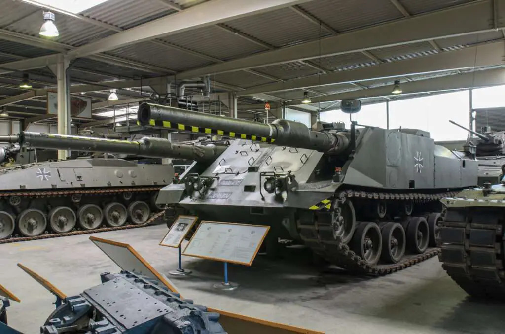 Thêm vào đó thì thiết kế này khiến AFV trở nên phức tạp không cần thiết, ảnh hưởng nhiều đến khả năng sửa chữa và bảo hành, nhất là đối với số lượng lớn như xe tăng. Thêm vào đó thì kích thước lớn của thiết kế này khiến các phương tiện dễ phải chịu nhiều thiệt hại hơn từ các xe đối phương, vì kích thước lớn hơn nên dễ bị bắn trúng.