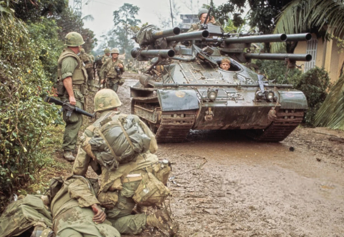 Nhưng đối với các mẫu AFV sử dụng pháo không giật như M50 Ontos và Type 60 hay các hệ thống MRL như BM-13 Katyusha huyền thoại thì đặc điểm này lại khá cần thiết vì tốc độ bắn rất chậm cũng như độ chính xác không quá cao, cũng như việc nạp đạn cho những khẩu pháo này khá khó chịu do phải chui ra ngoài để nạp đạn vì phần đuôi pháo không thể đưa vào trong tháp được.