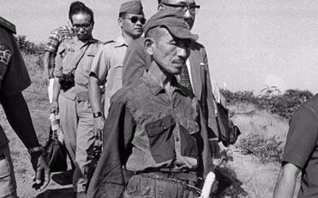 Suzuki bỗng nghe thấy người kia hỏi lại cũng bằng tiếng Nhật: “Anh là người Nhật Bản hả?” Mừng quá, Suzuki thét to: “Tôi là người Nhật sang đây du lịch. Tại sao anh cũng biết tiếng Nhật? Anh là người nước nào?”