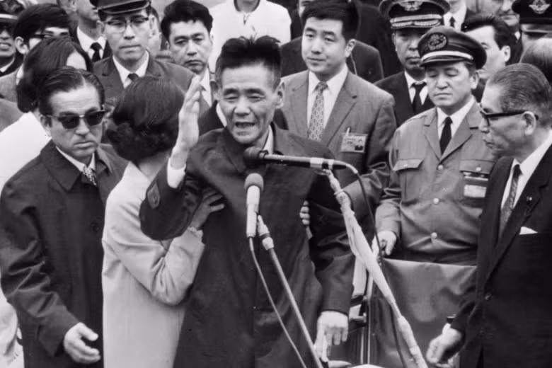 Ông ta sống sót bằng cách ăn ếch, chuột, lươn cũng như trái cây và các loại hạt, đồng thời dùng tre và lau sậy để tạo ra một cái hang do ông ta tự đào. Ông vẫn tin rằng quân đội Thiên Hoàng sẽ trở lại để ông có thể nhận nhiệm vụ tiếp theo.