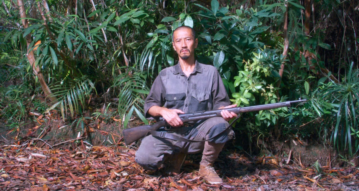 Lính Mỹ đã lùng sục khắp vùng rừng núi này, sau đấy nhiều đợt quân đội và cảnh sát Philippines cũng vào rừng tìm kiếm và gọi hàng. Các bạn ông về sau một người đầu hàng, hai người bị bắn chết, riêng Onoda lẩn sâu hơn nên thoát được.