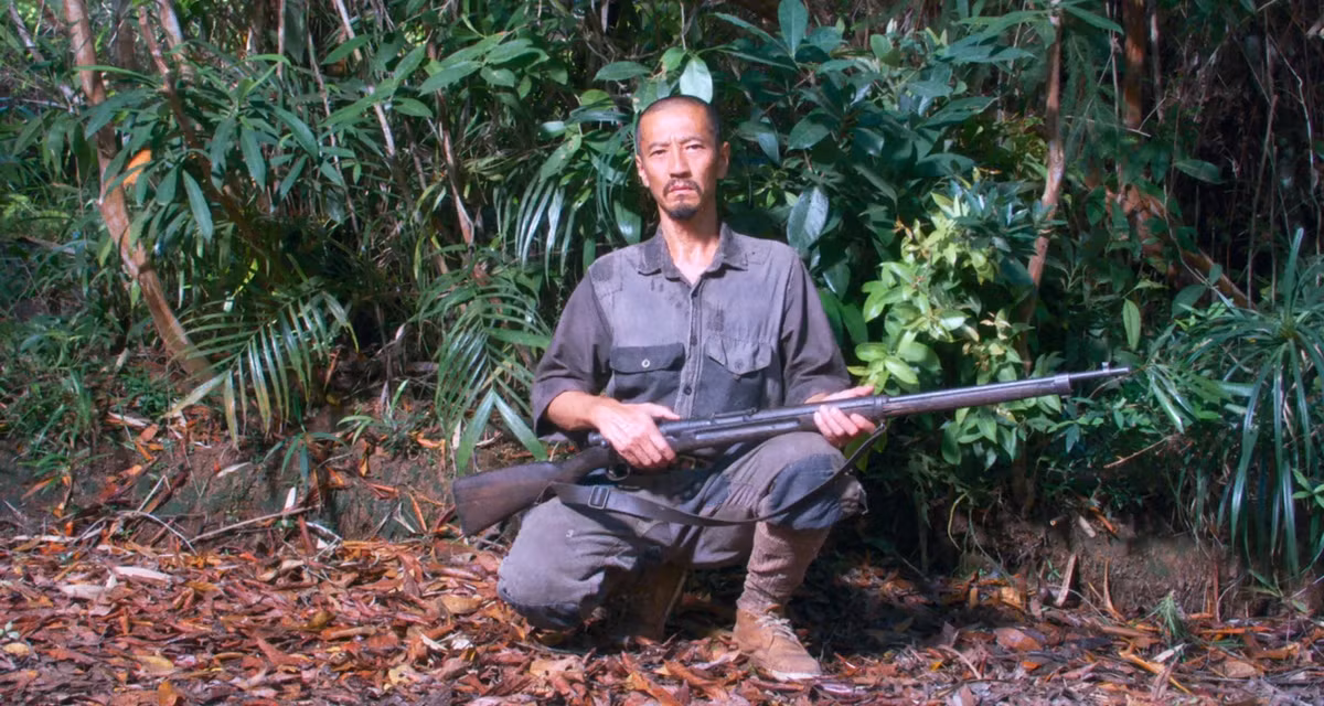 Lính Mỹ đã lùng sục khắp vùng rừng núi này, sau đấy nhiều đợt quân đội và cảnh sát Philippines cũng vào rừng tìm kiếm và gọi hàng. Các bạn ông về sau một người đầu hàng, hai người bị bắn chết, riêng Onoda lẩn sâu hơn nên thoát được.