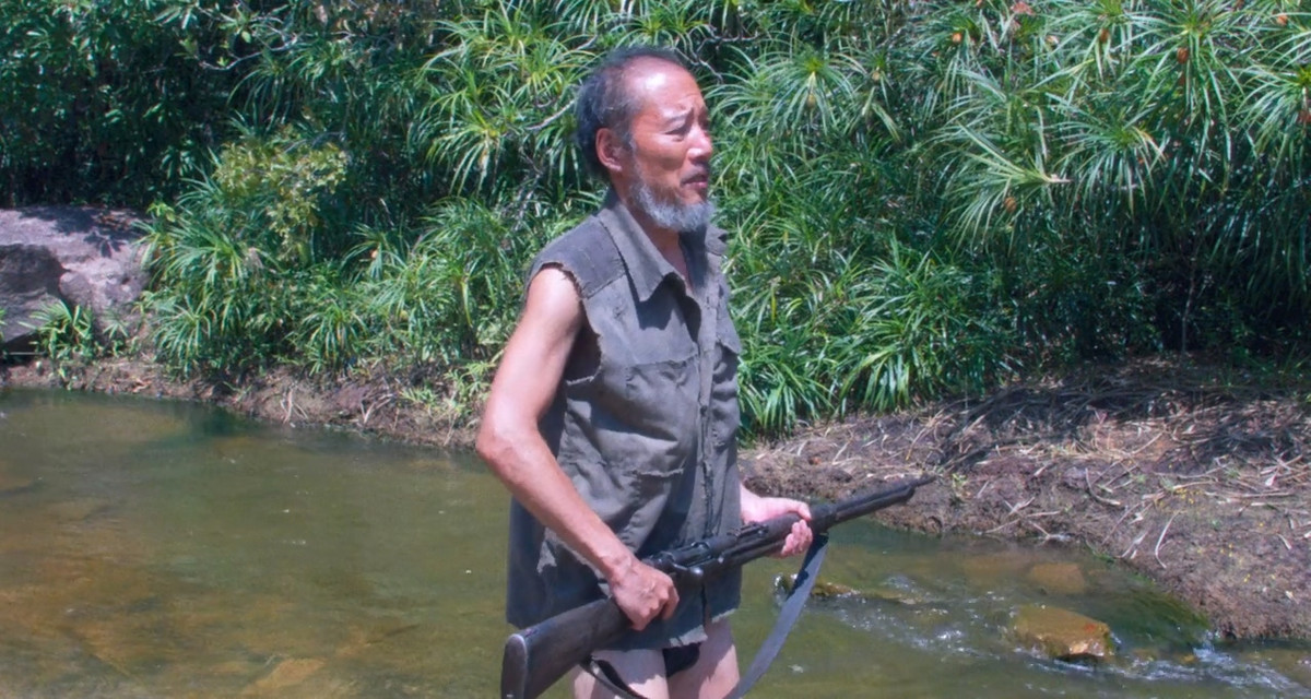 Suốt từ năm 1945 tới nay, Onoda sống một mình trong rừng không hề ra ngoài gặp ai. Ông đoán đơn vị mình đã bị tiêu diệt, nhưng ông tin Đế quốc Nhật vẫn tồn tại và sẽ có ngày ông được quân đội Thiên Hoàng tìm thấy.